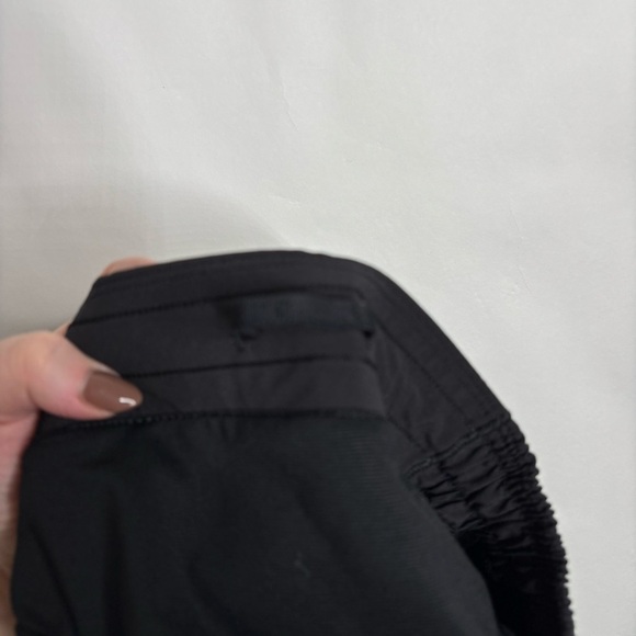 Lululemon Black Hotty Hot Low-Rise Lined Short 2.5" size 6 - Picture 7 of 9